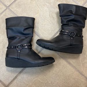 kids girls black skechers boots stylish and chic
 size 4